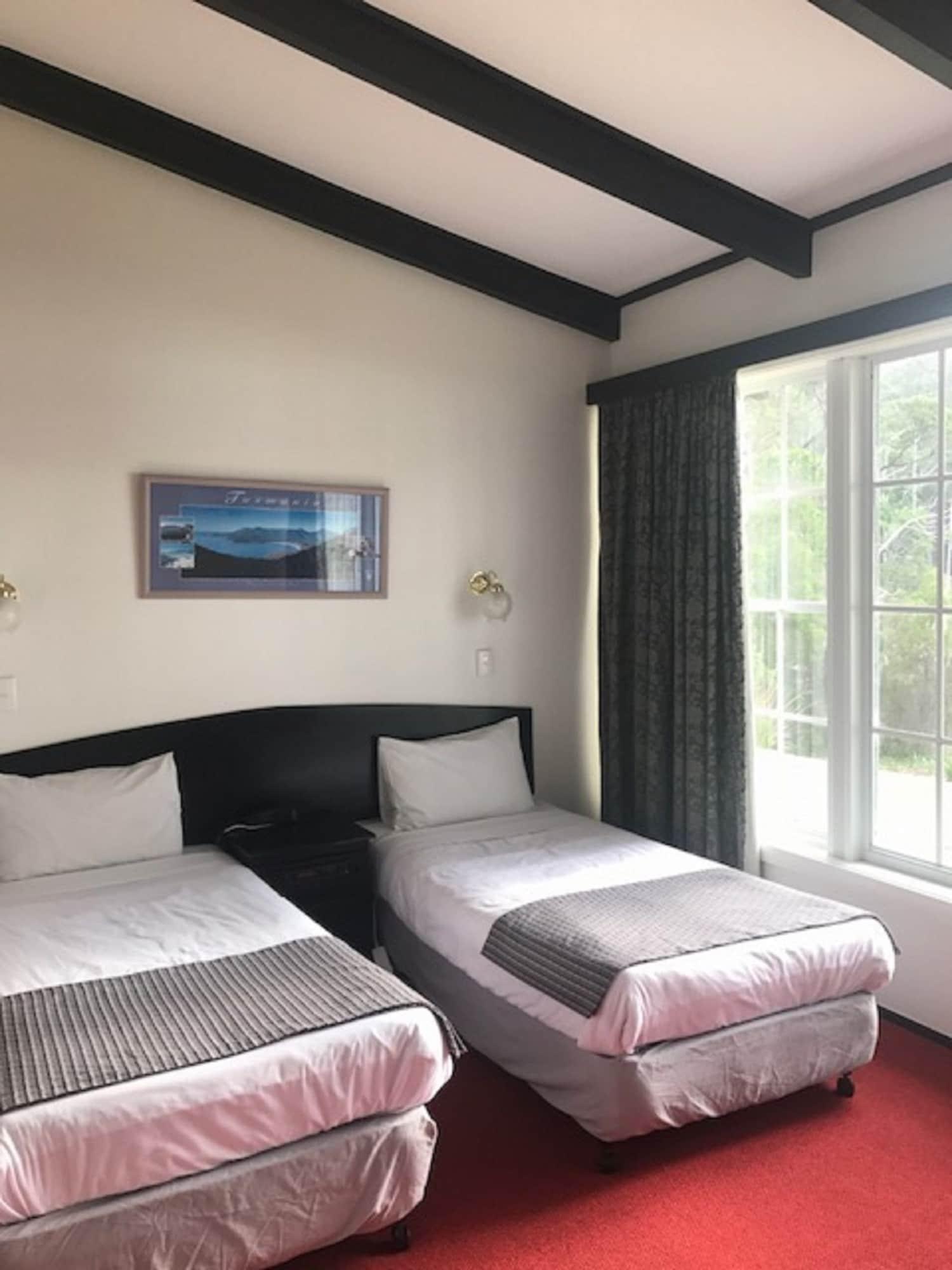 The Fox And Hounds Historic Hotel